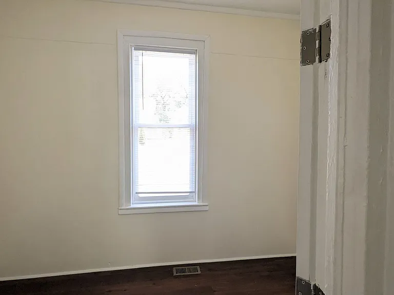523 W Grand Ave — Photo 8