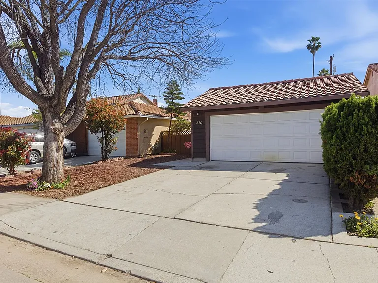 576 Mekler Dr — Photo 2