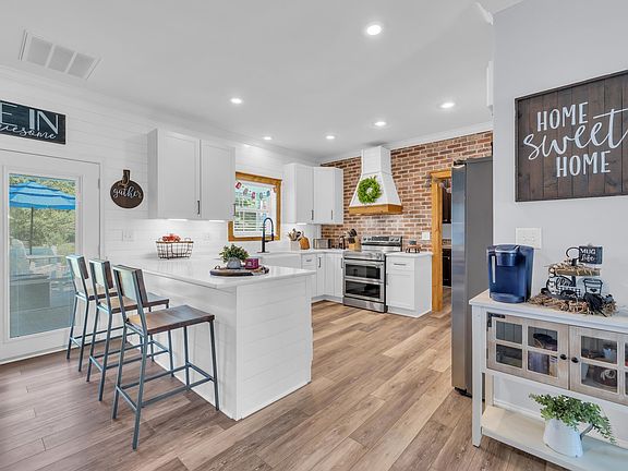 5th image of 381 Saint Ives Rd.