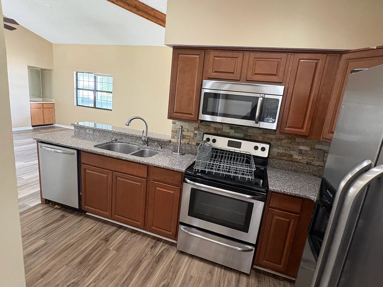 3 bed, 1800 sqft, $2,000 — Photo 4