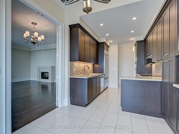 4th image of 70 Roehampton Ave #2521