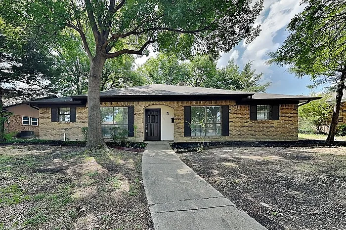 3110 Berkshire Dr — Photo 1
