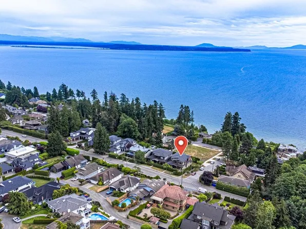 13372 Marine Dr, Surrey, BC V4A 1G2