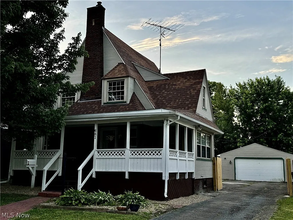 681 Woodbine Ave SE photo 1