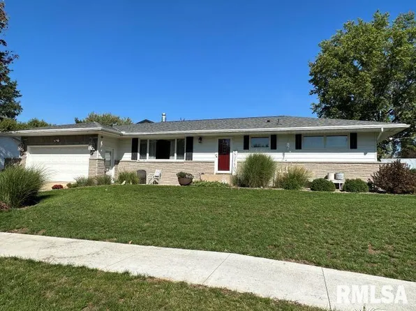 1112 3rd St, De Witt, IA 52742