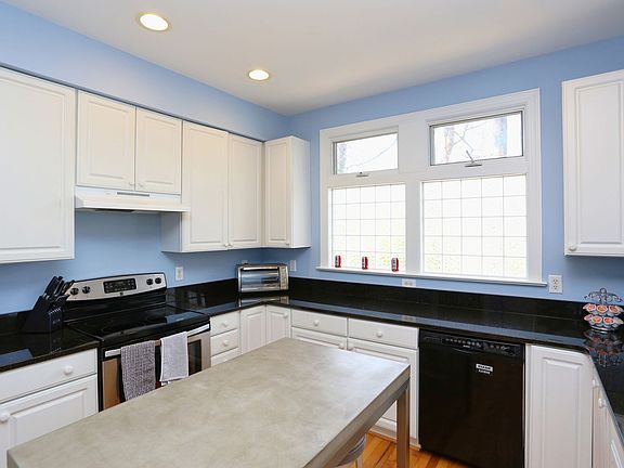5th image of 323 Columbia Pl E #E-1