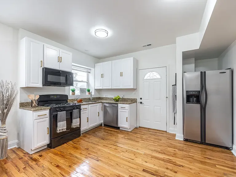3851 W Ainslie St #1 — Photo 4