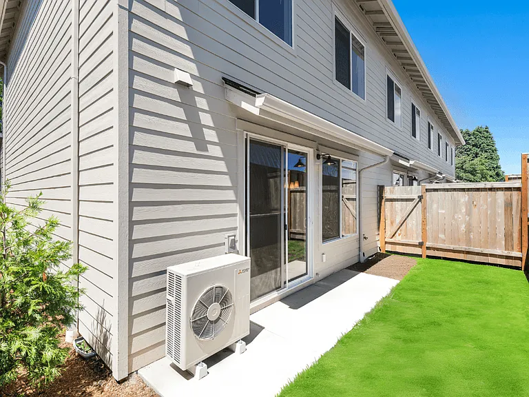 11015 NE 26th St — Photo 24