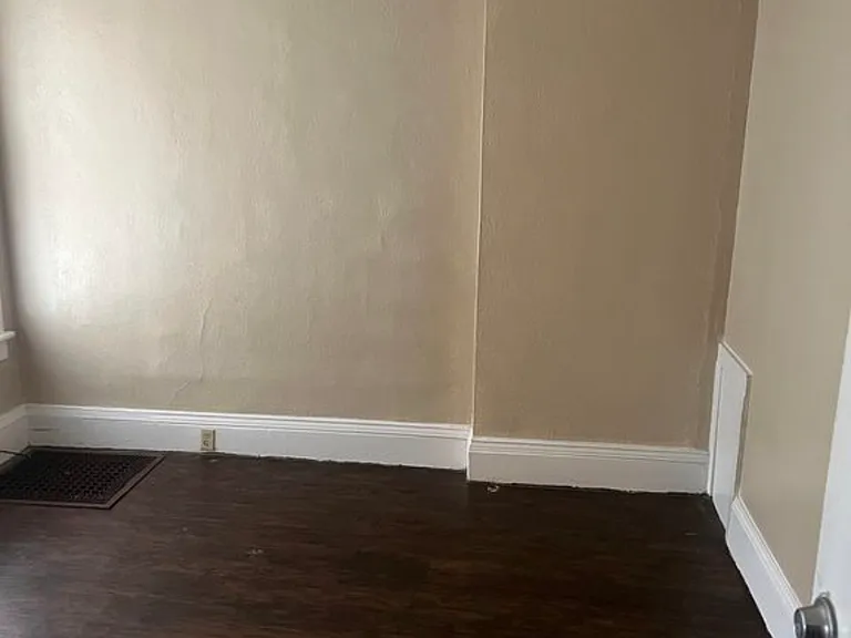 508 E Broadway St — Photo 6