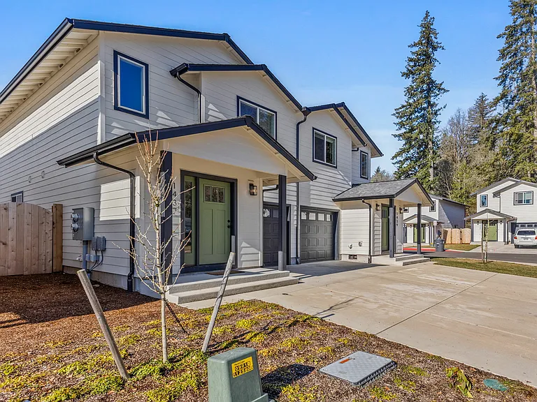 Santiam Canyon Luxury Townhomes — Photo 11
