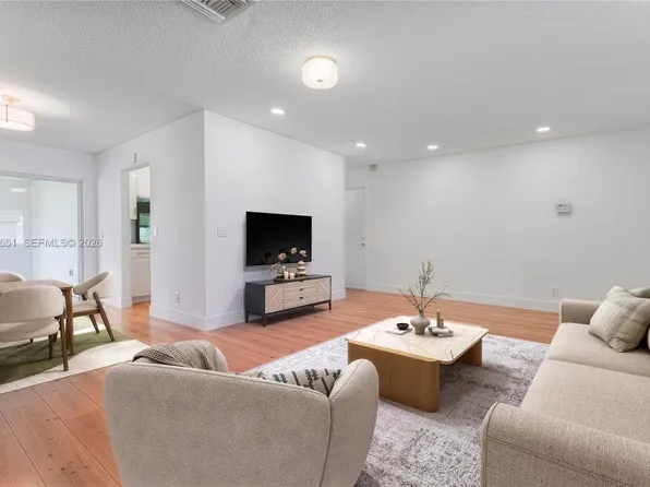 8830 NW 17th St, Plantation, FL 33322