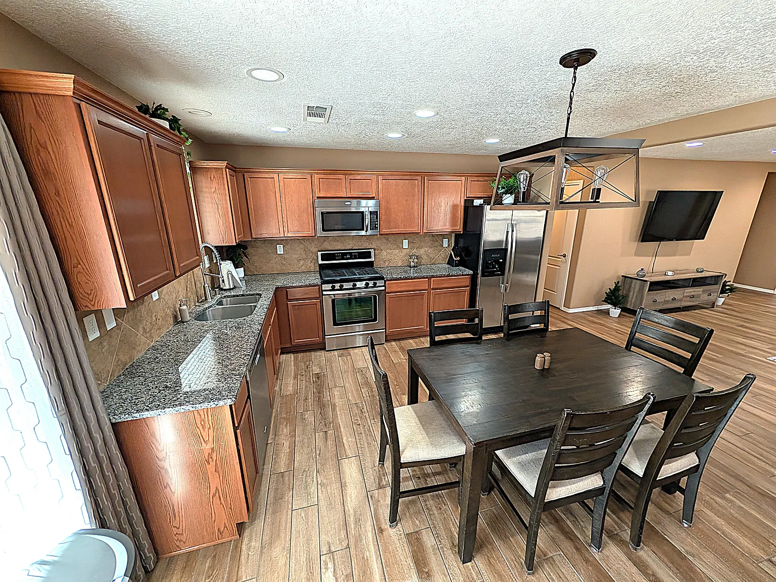 3 bed, 1696 sqft, $2,600 — Photo 4