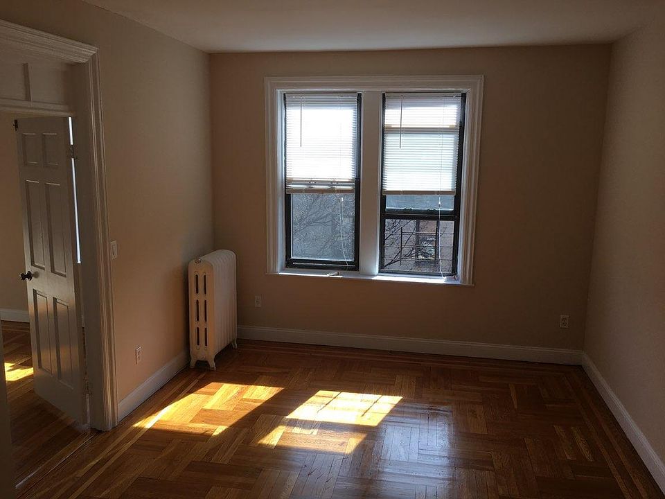 Spacious and great sunlight bedroom 