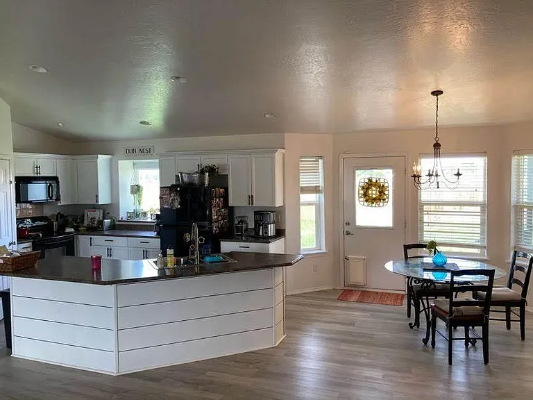 2685 NE Haskett Pl — Photo 2