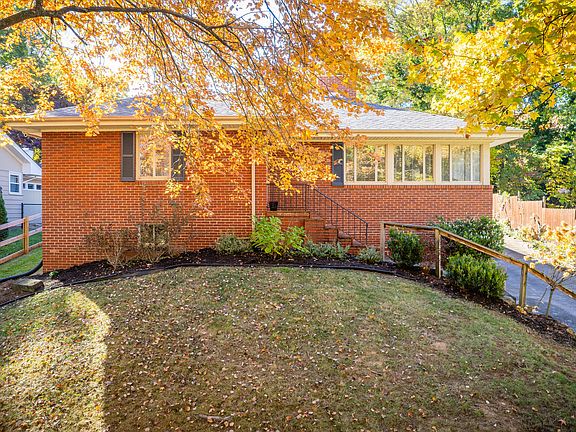 2nd image of 1421 Crescent Dr
