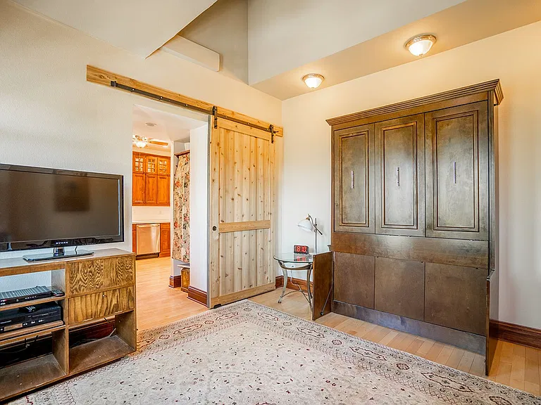 205 Logan St — Photo 4