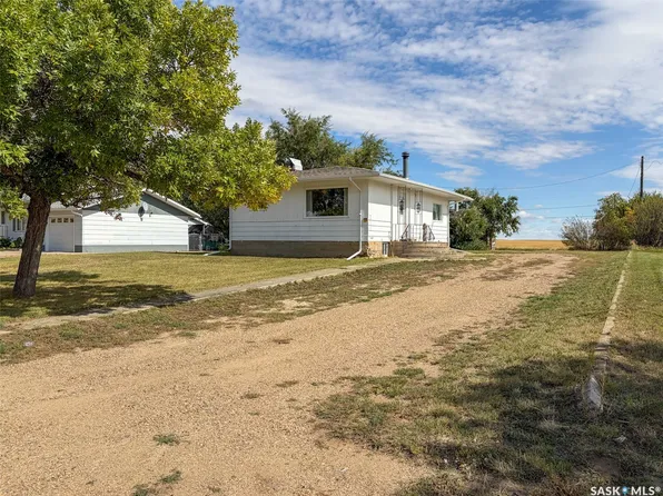 108 1st Street E, Climax, SK S0N 0N0