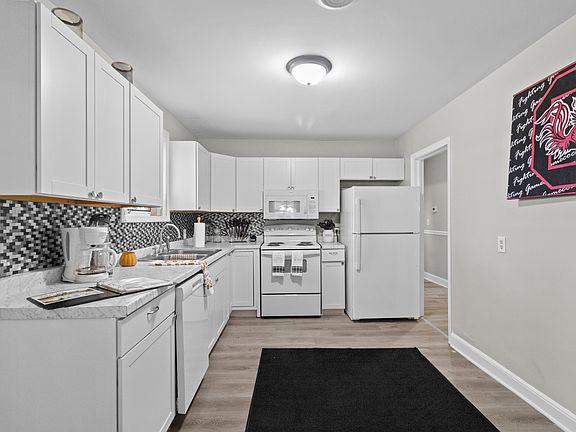 Includes every essential: A fully stocked kitchen ready for immediate use.