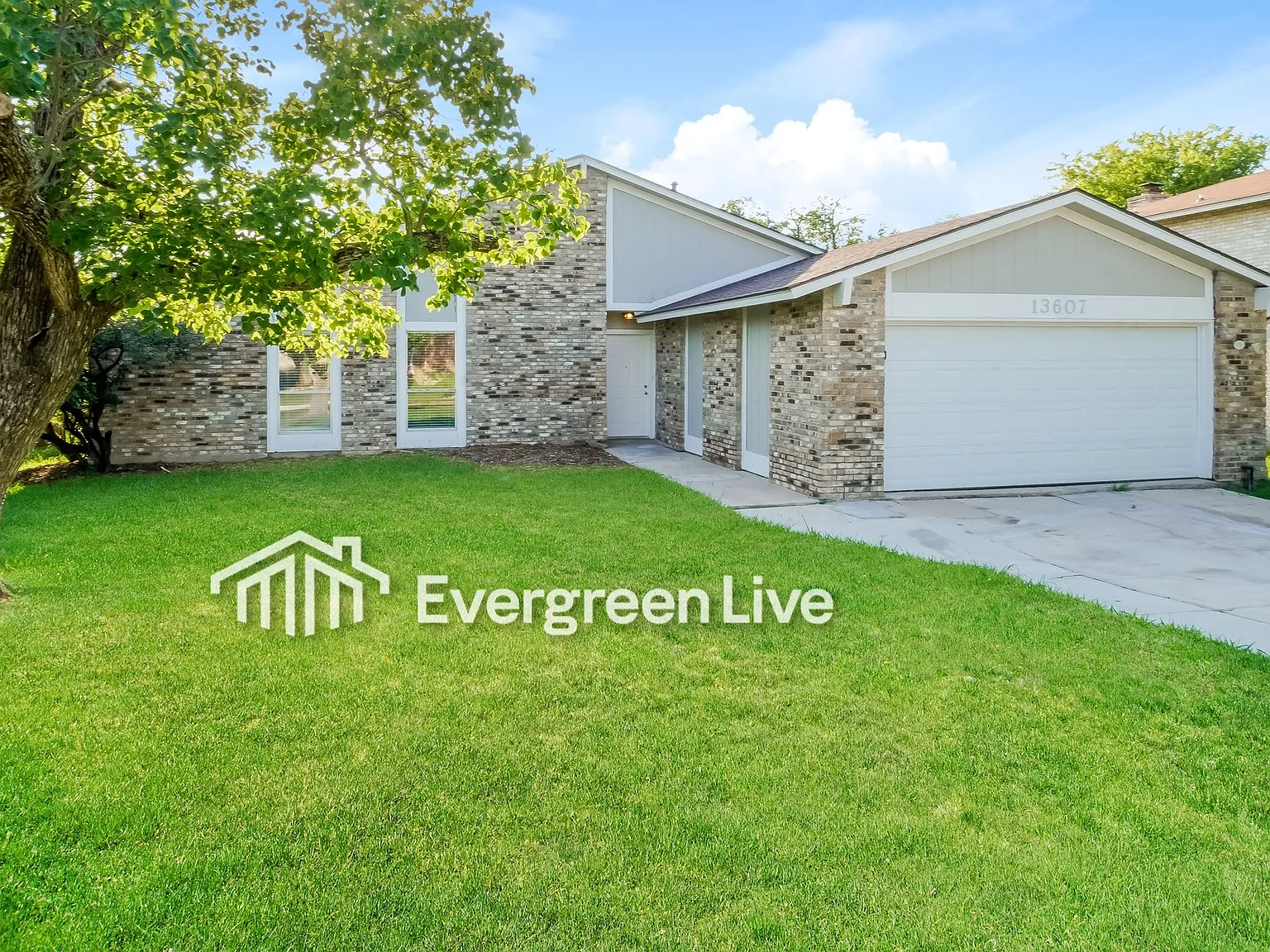 3 bed, 2.0 bath, 1964 sqft, $1,645 — Photo 2
