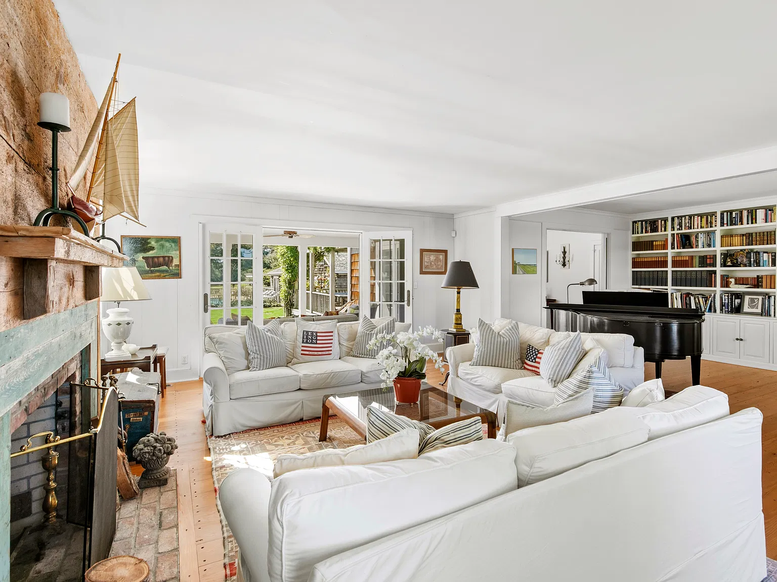 Classic Wainscott Farmhouse — Photo 4
