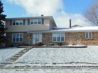 3814 Rolling Hills Dr, Bettendorf, IA 52722