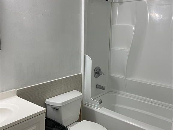 3rd image of 941 Thieriot Ave