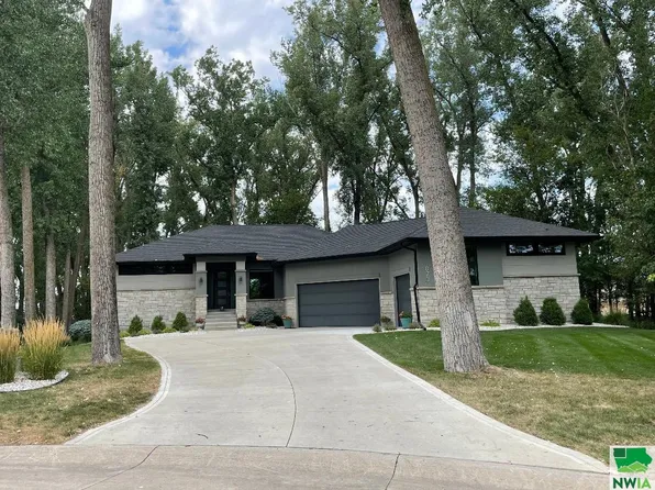 873 E Sawgrass Trl, Dakota Dunes, SD 57049
