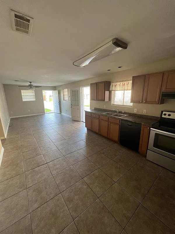 2 bed, 1.0 bath, 900 sqft, $1,150 — Photo 3