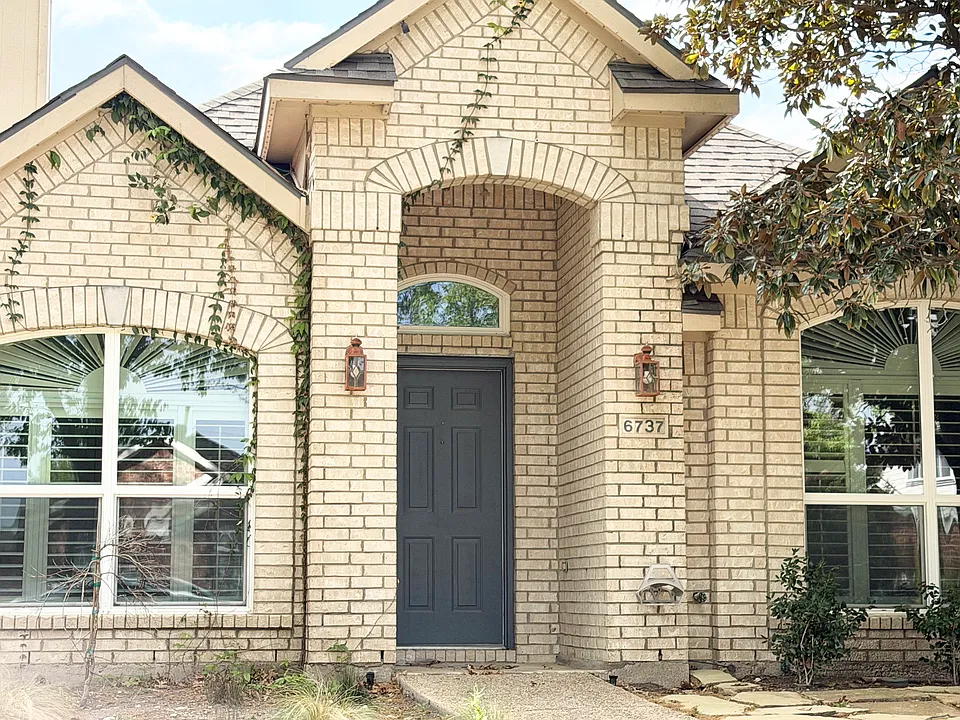 6737 Saddletree Trl
