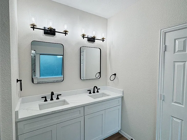 7504 Shasta Dr — Photo 9