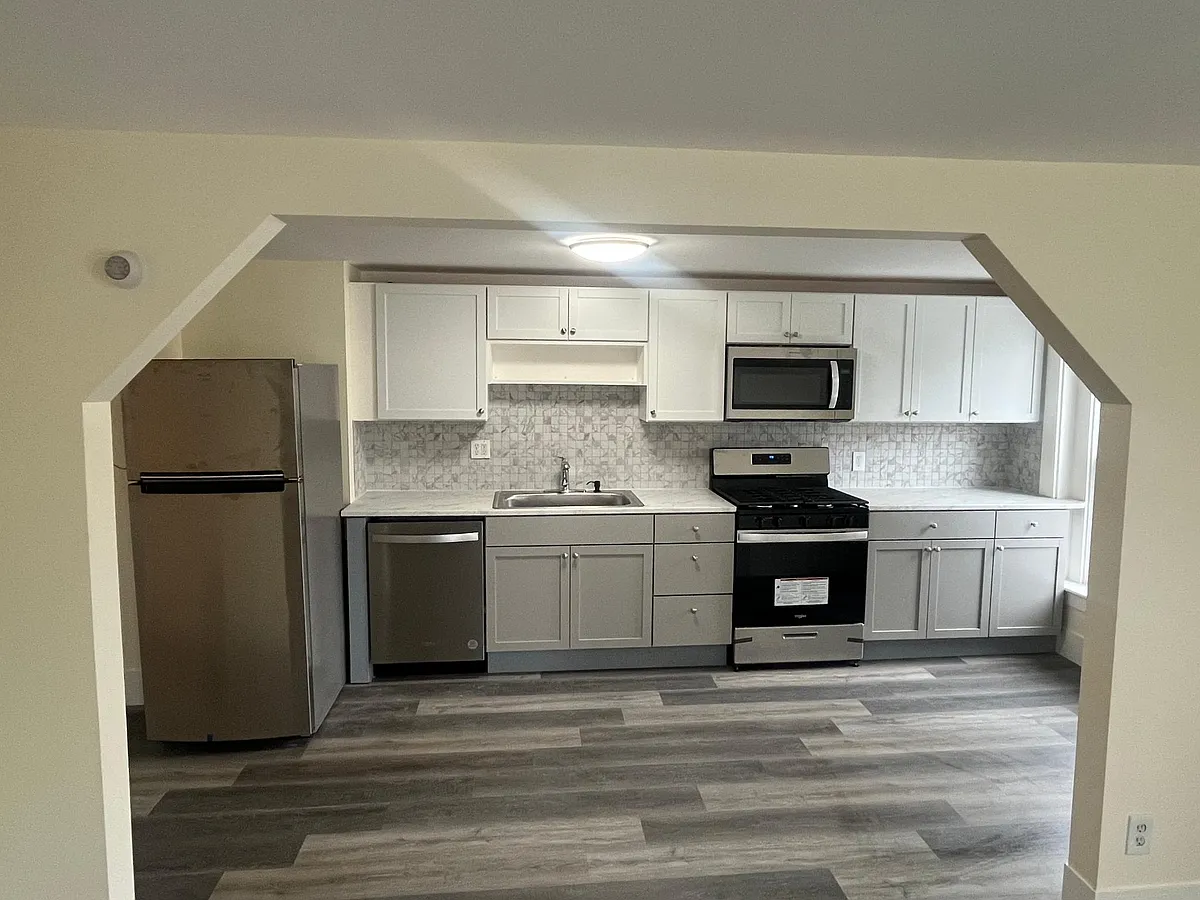 Kitchen - 697 Islington St #1