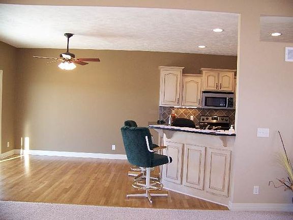5th image of 830 S 190th Ave