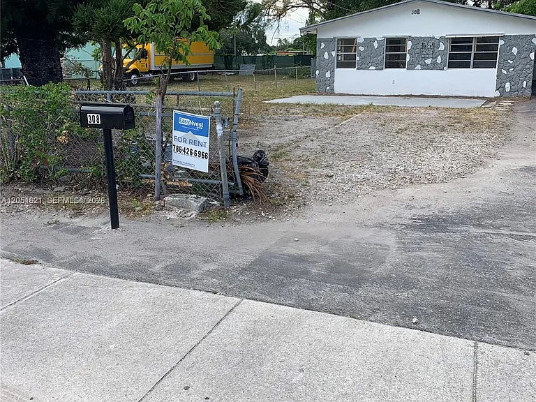 308 NW 9th St — Photo 1