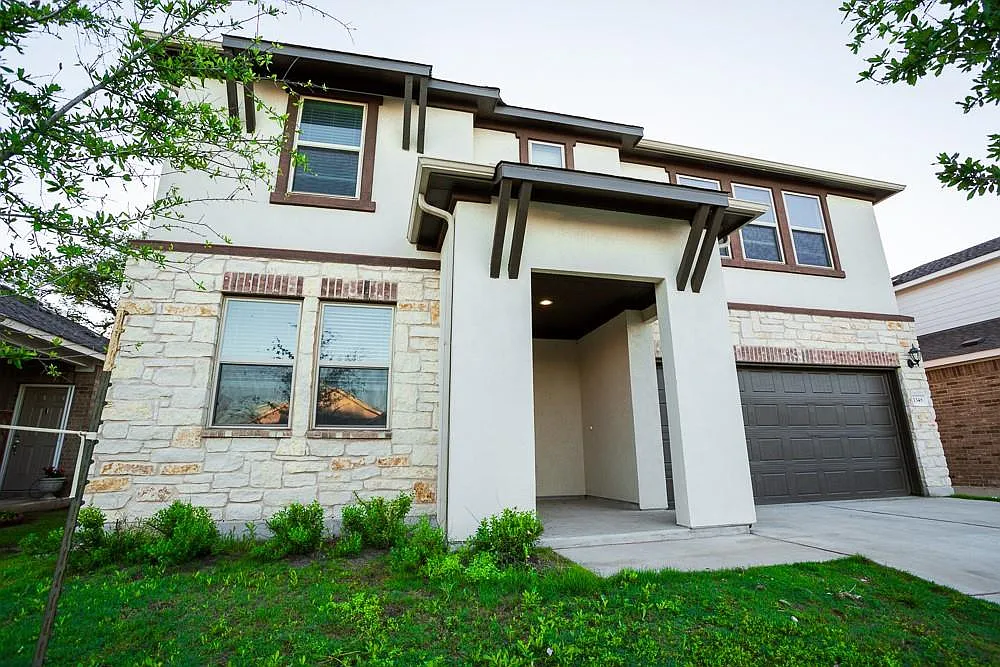 5 bed, 3.5 bath, 2673 sqft, $2,400 — Photo 1