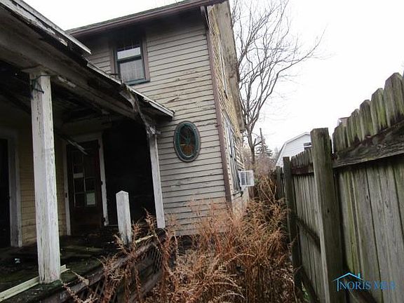 2nd image of 220 W Ottawa St