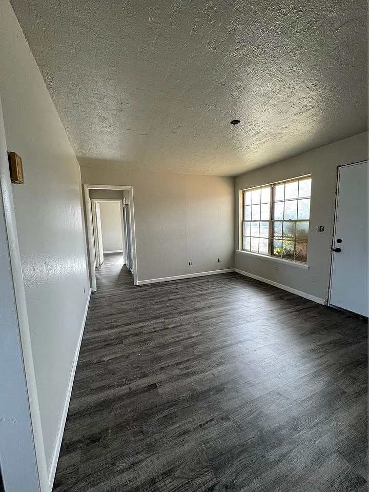 3 bed, 900 sqft, $1,100 — Photo 3