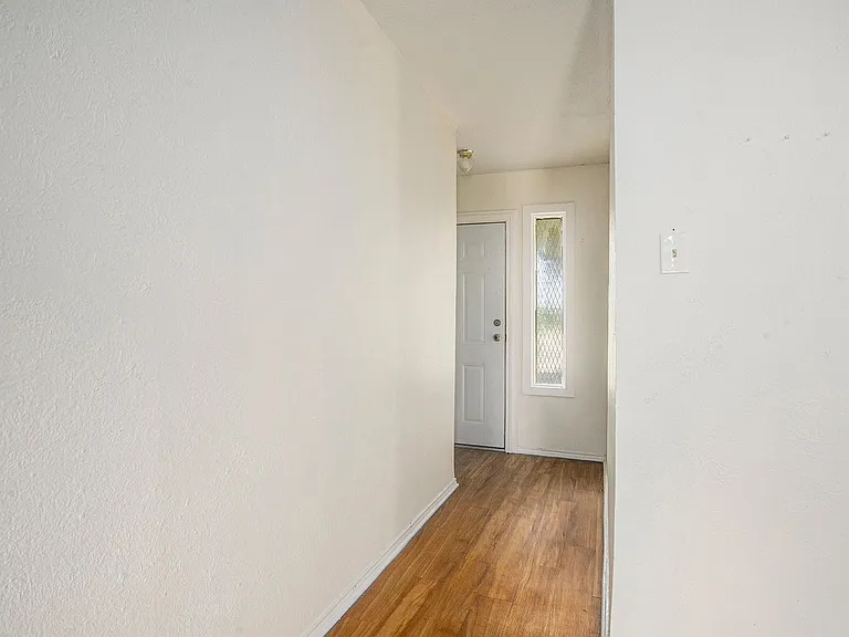 6819 W Cleburne Rd — Photo 13