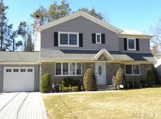 99 Weeks Rd, Williston Park, NY 11596