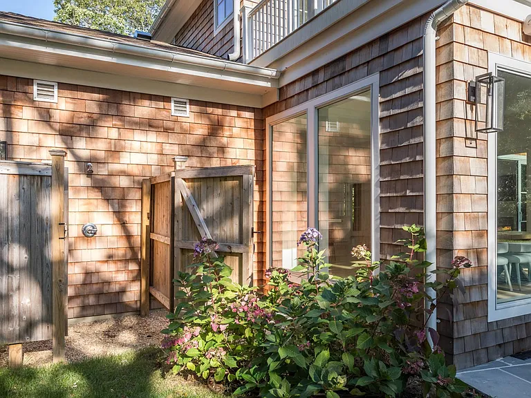 9 Rose Ave — Photo 23
