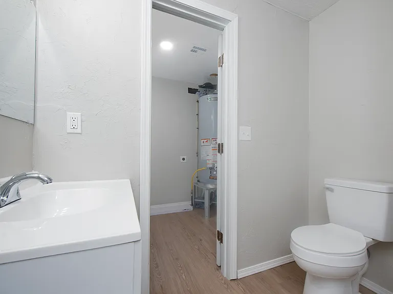 227 W Johnson St — Photo 12