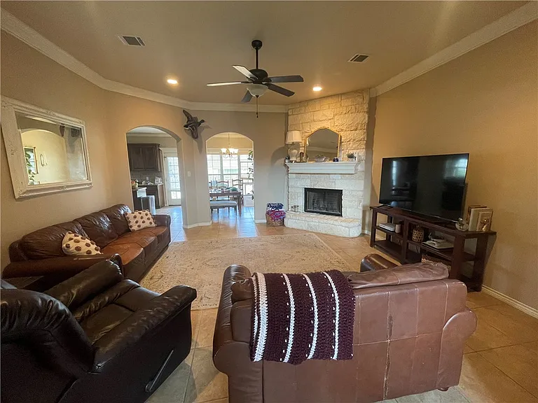 3907 Incourt Ln — Photo 4