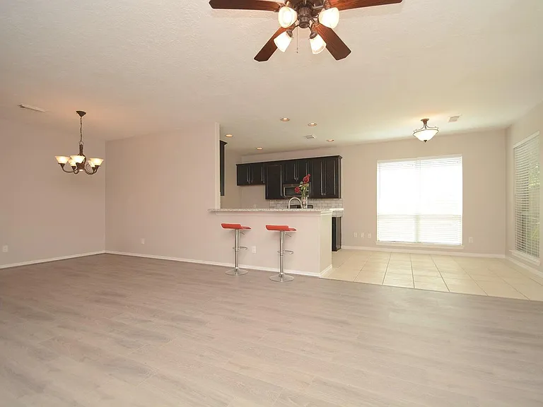 Spacious Dinning/living area