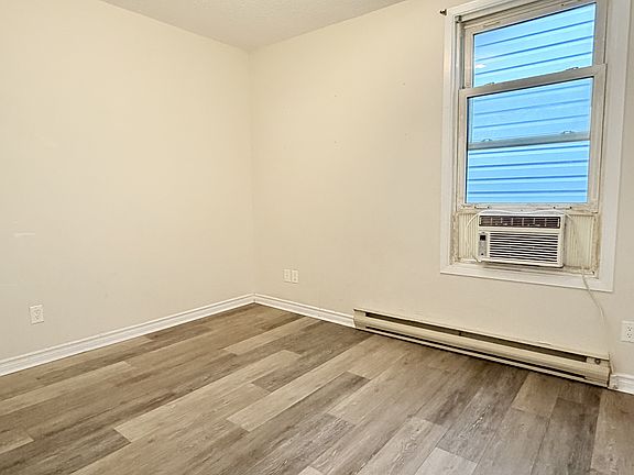 4th image of 686 Lincoln Rd #2