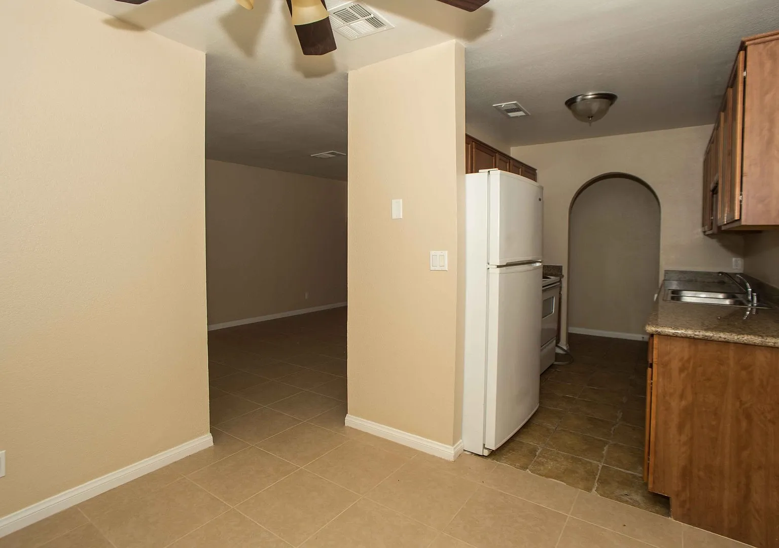 Dazzling 2 Bedroom 2 Bathroom Condo! Call Today! — Photo 2
