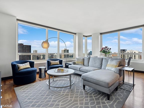 5th image of 33 W Ontario St APT 31G