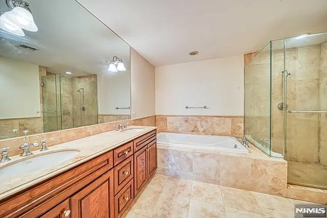 27 Harrington Ct #27 — Photo 14