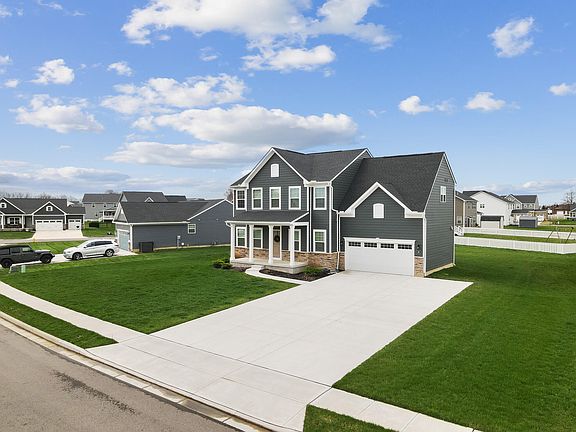 3rd image of 192 Chapel Dr E