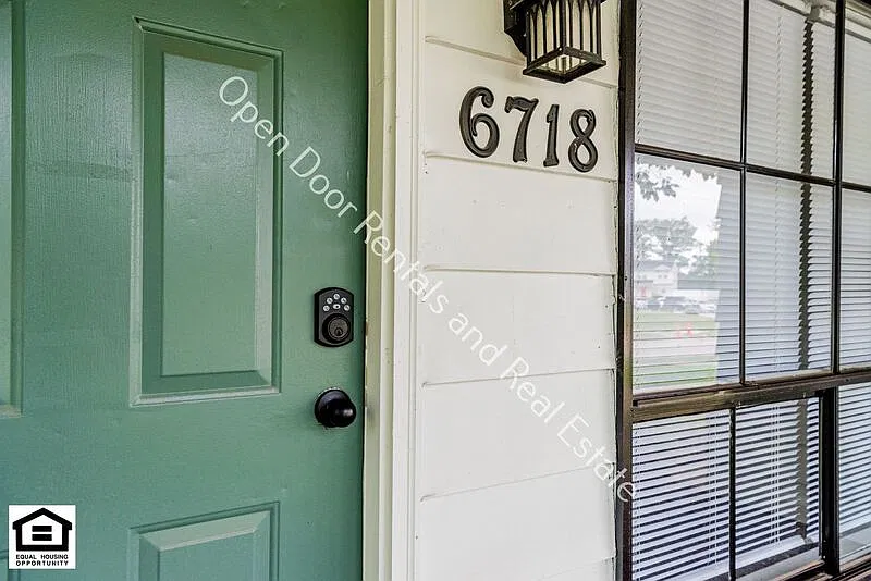 4 bed, 1.0 bath, 1224 sqft, $1,850 — Photo 3