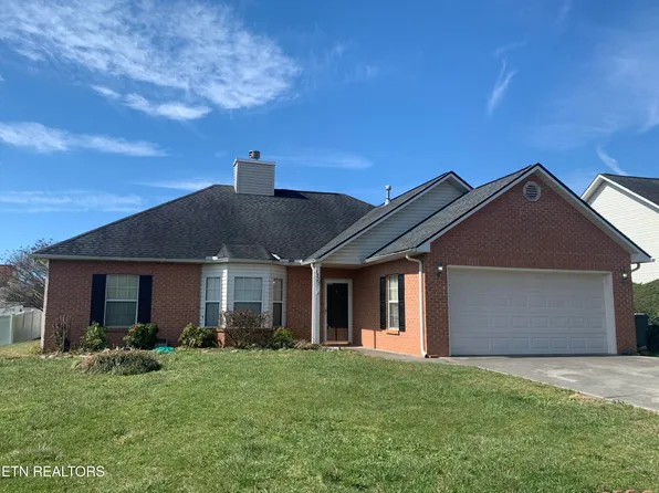 1327 Hunters Way Ct, Maryville, TN 37803