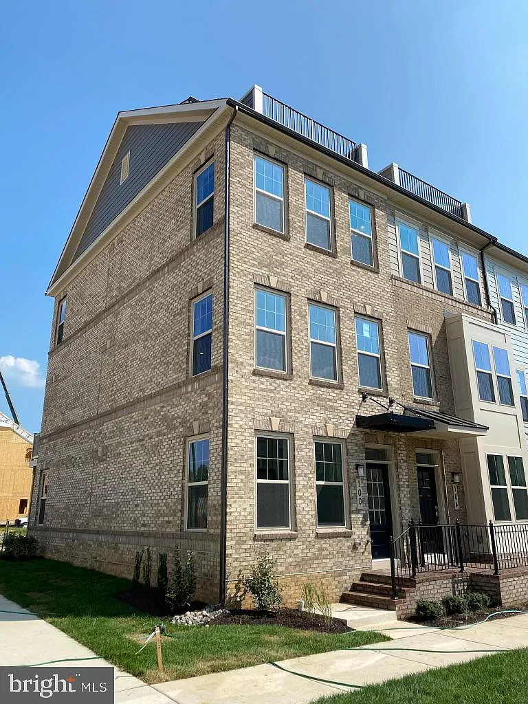 3 bed, 5.0 bath, 1842 sqft, $4,100 — Photo 1